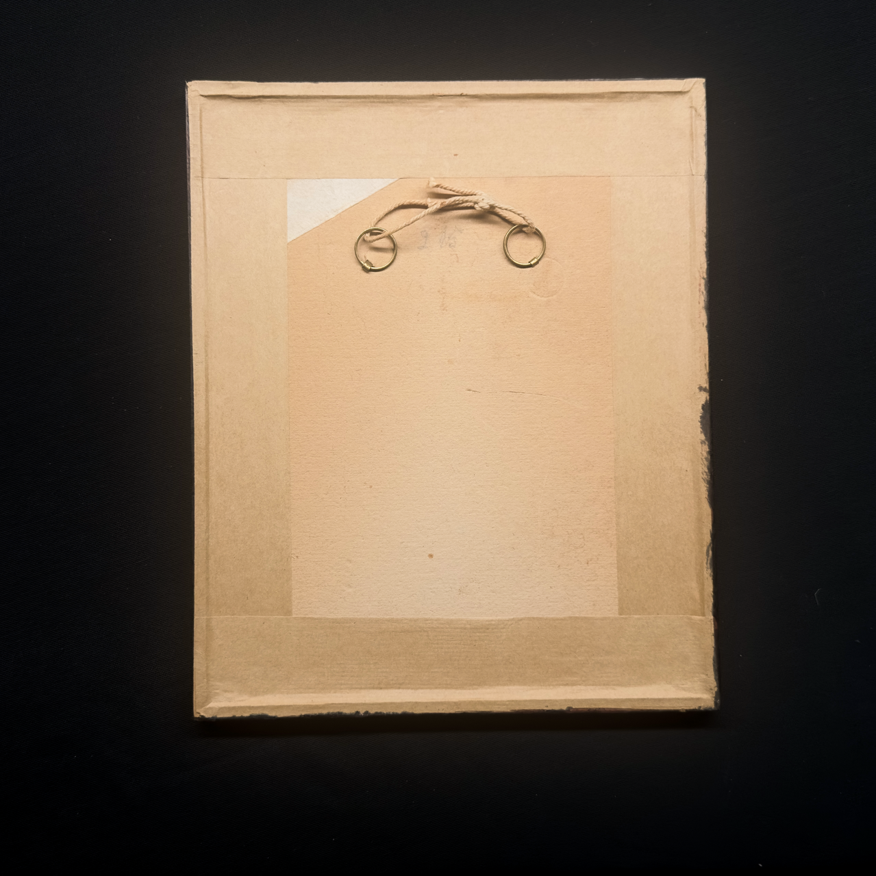 Niño de Rajputana — Retrato de estudio en Delhi, c. 1960