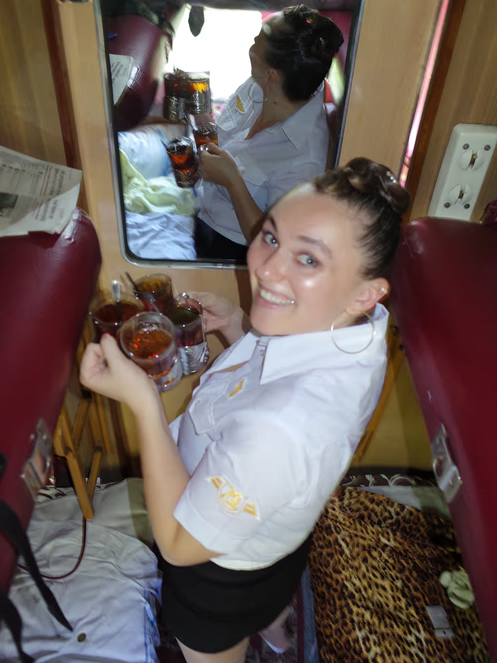 UKRZALIZNYTSIA – Julie Poly