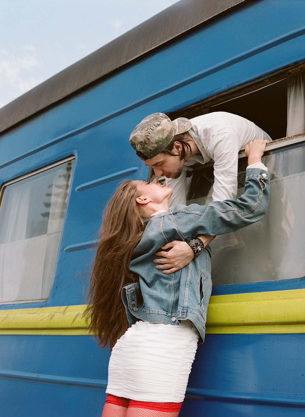 UKRZALIZNYTSIA – Julie Poly