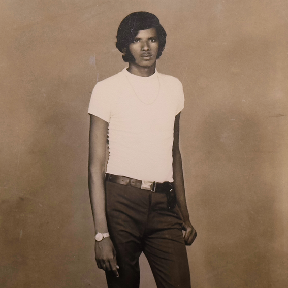 Niño de Rajputana — Retrato de estudio en Delhi, c. 1960