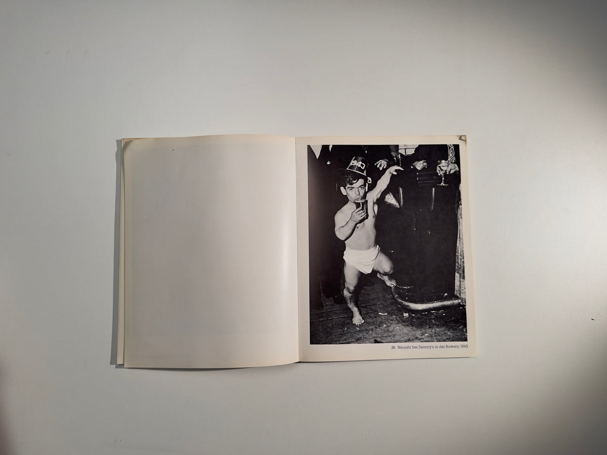 Täter und Opfer: 85 Photographien — Weegee — Schirmer/Mosel — 1978