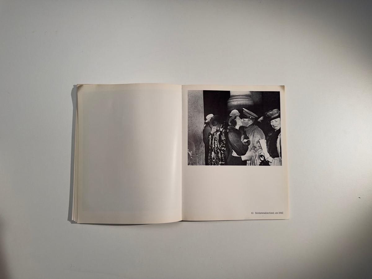 Täter und Opfer: 85 Photographien — Weegee — Schirmer/Mosel — 1978