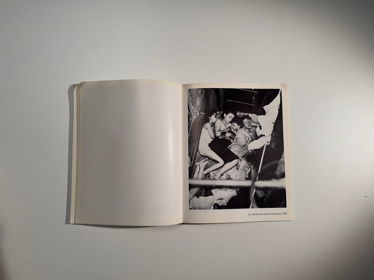 Täter und Opfer: 85 Photographien — Weegee — Schirmer/Mosel — 1978