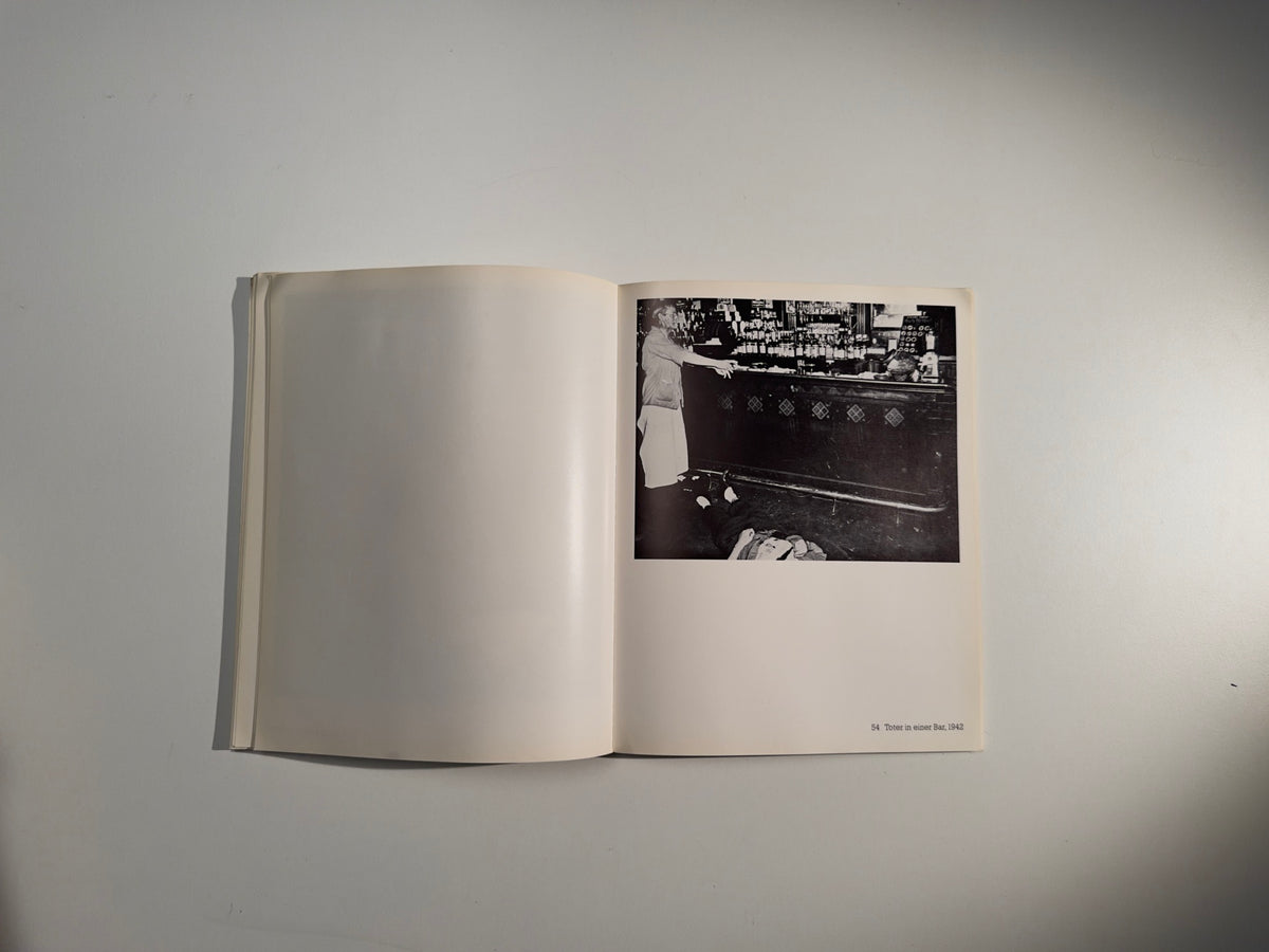 Täter und Opfer: 85 Photographien — Weegee — Schirmer/Mosel — 1978