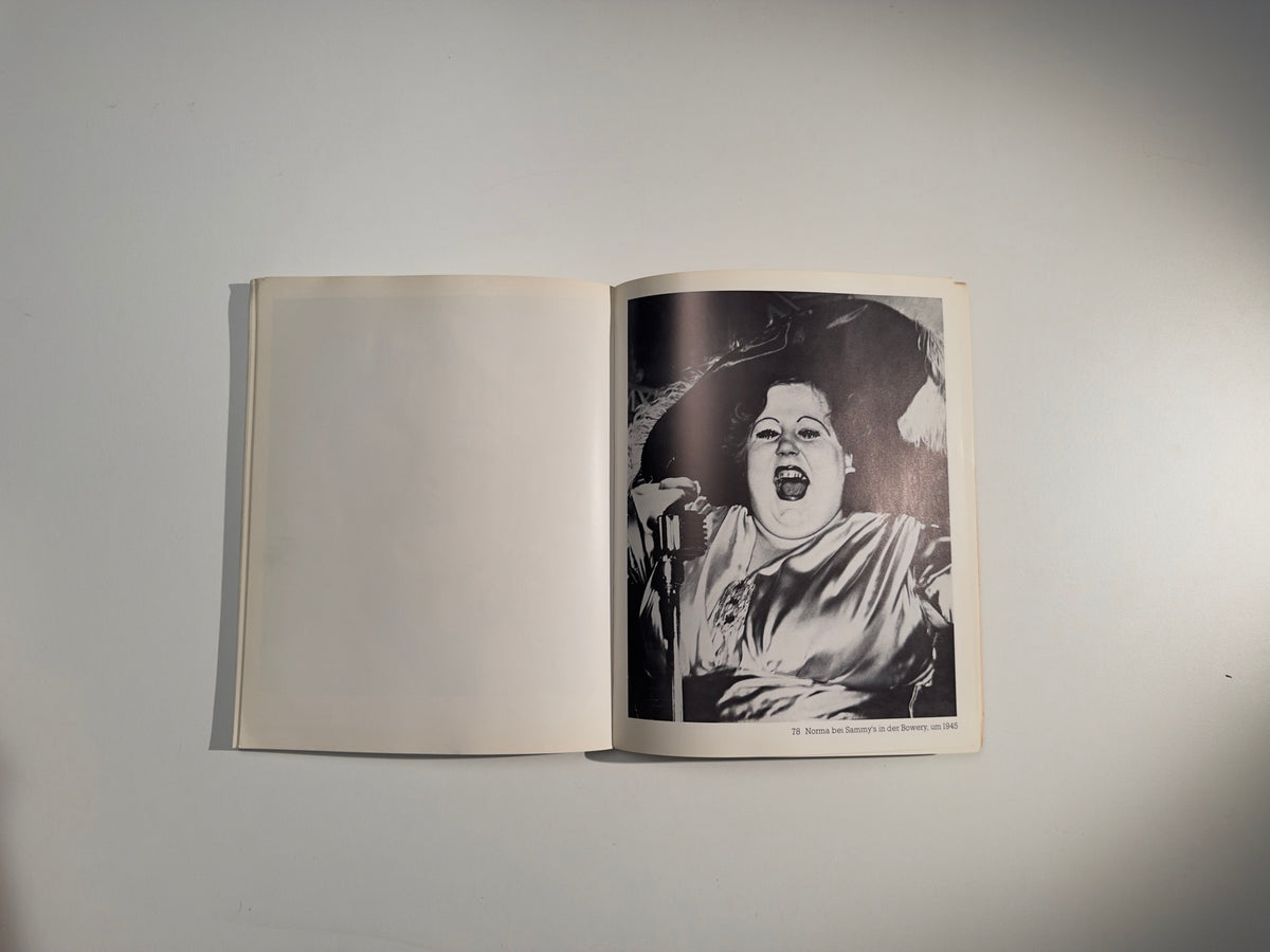Täter und Opfer: 85 Photographien — Weegee — Schirmer/Mosel — 1978