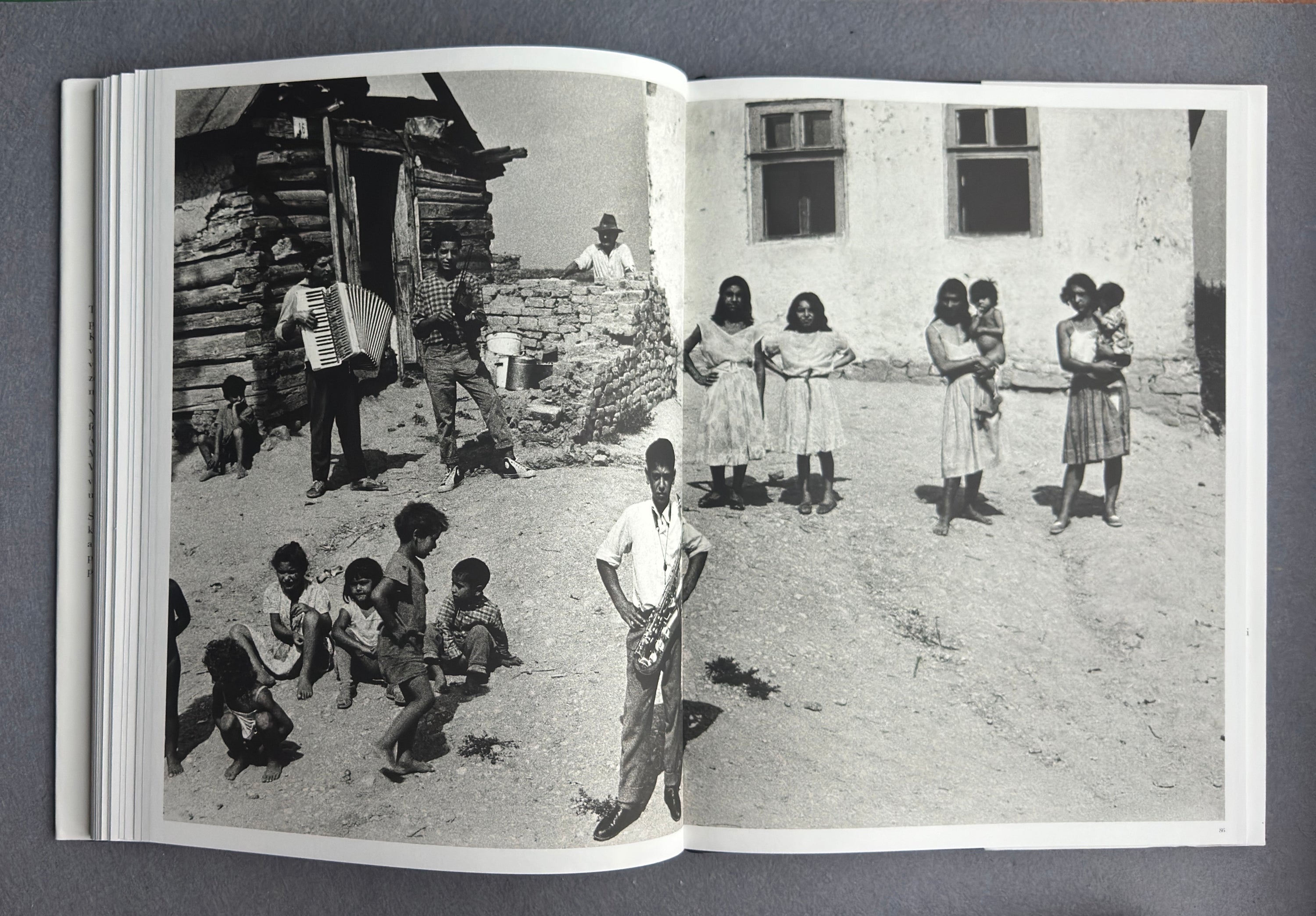 Cikáni — Josef Koudelka, Torst, 2011 (Primera edición checa)