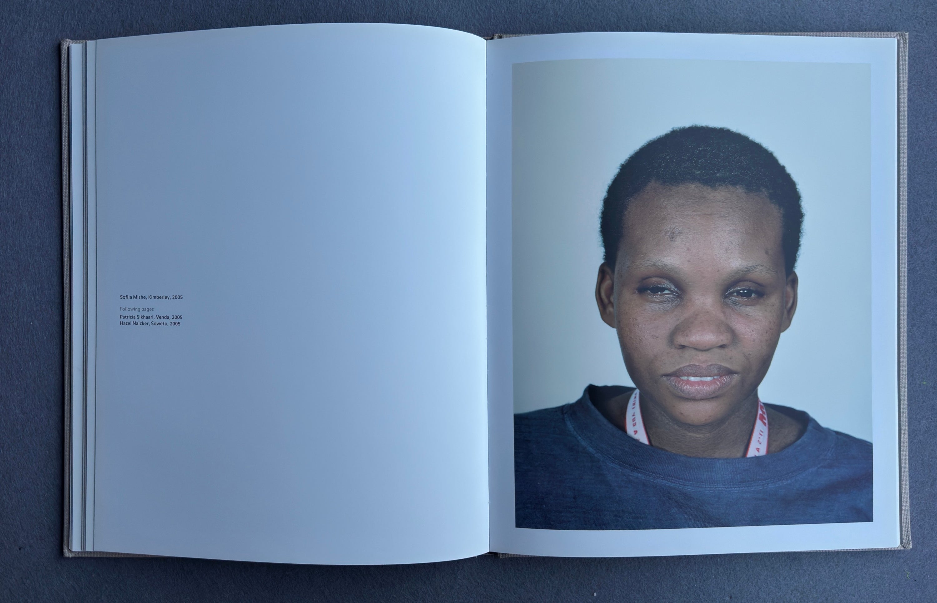 Mirando a un lado — Pieter Hugo, 2006