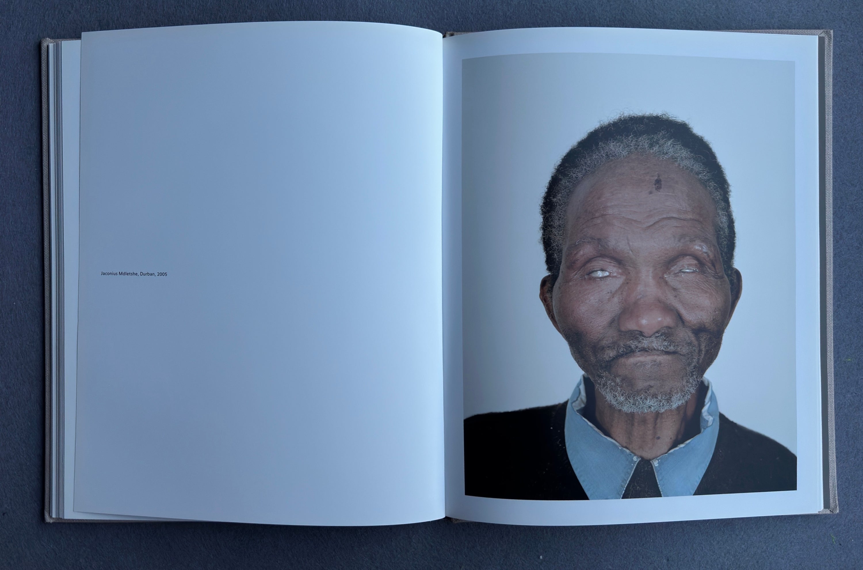 Mirando a un lado — Pieter Hugo, 2006