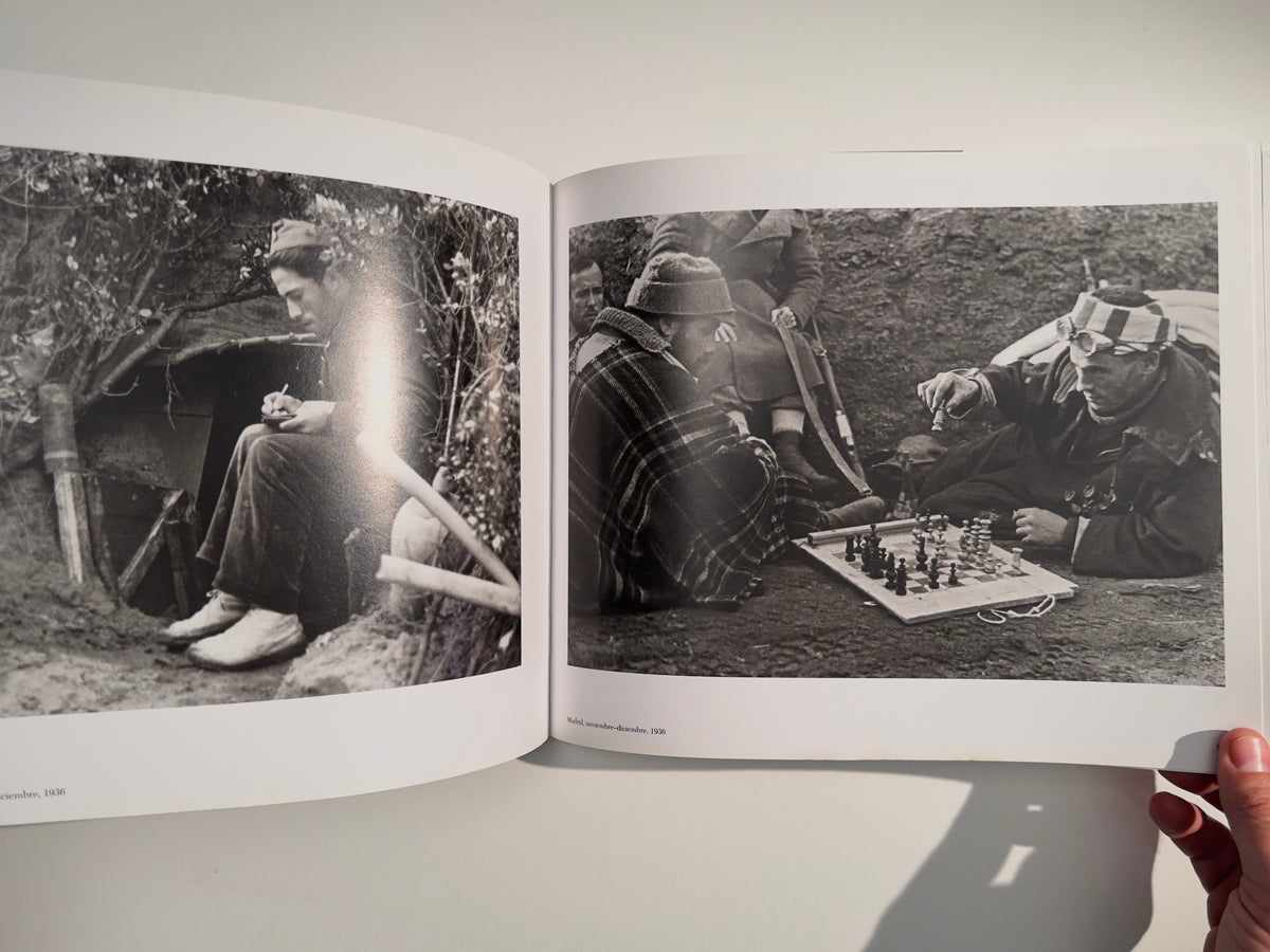 Capa: cara a cara — Robert Capa — Aperture / Museo Reina Sofía — 1999