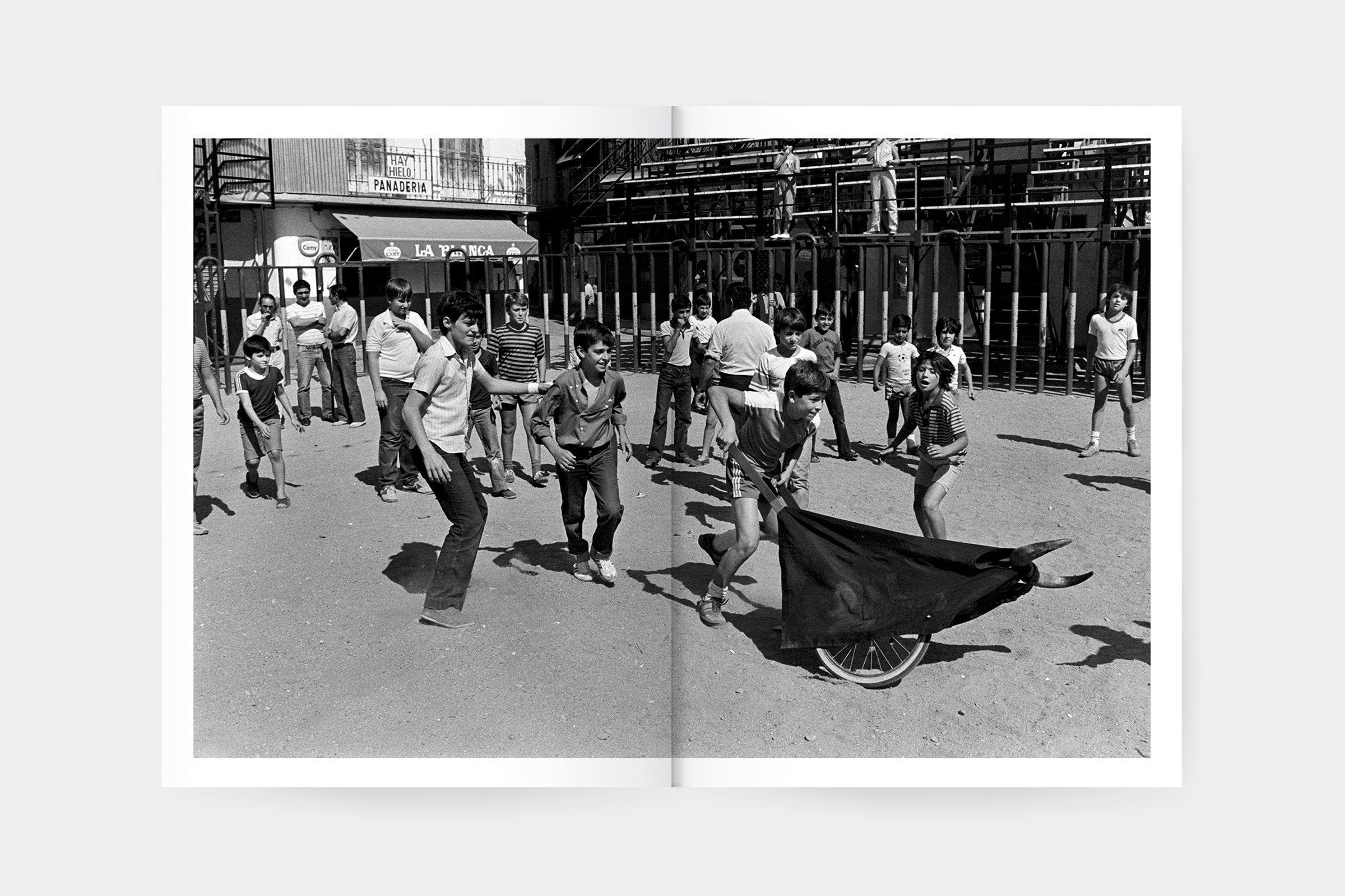 Este sol de la infancia 1975–1983 — Benito Román, Ediciones Ojos de Buey