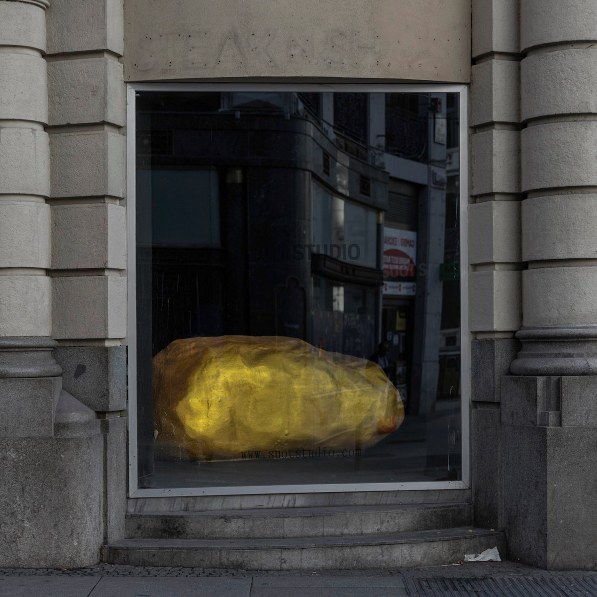 Conversaciones en silencio / Silent Conversations — Julio López Saguar — 2025