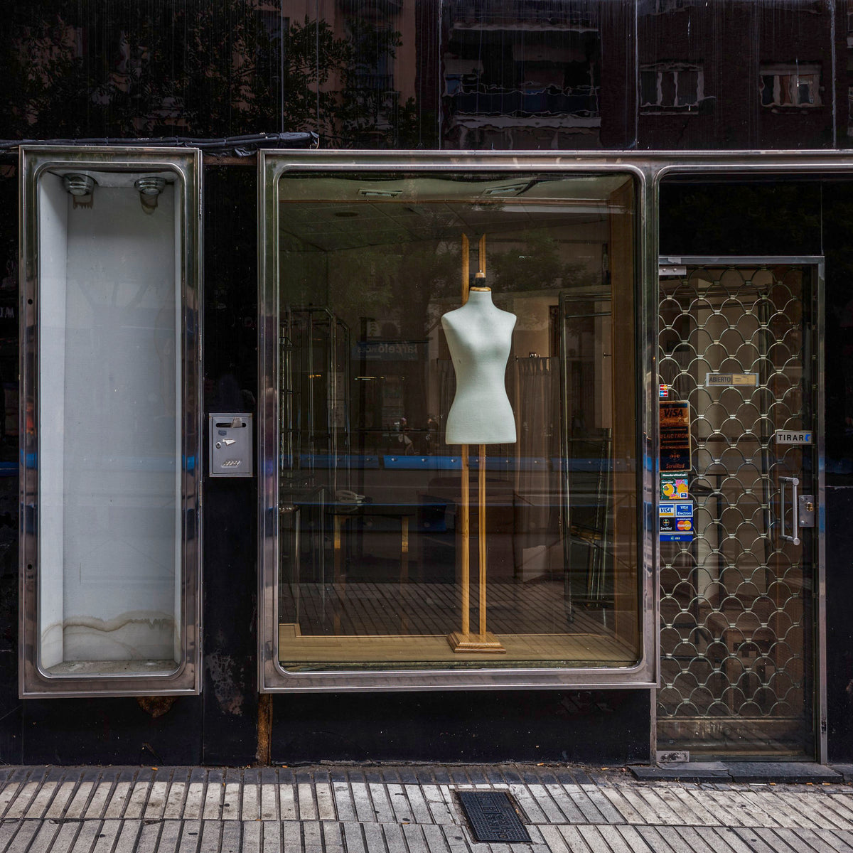 Conversaciones en silencio / Silent Conversations — Julio López Saguar — 2025