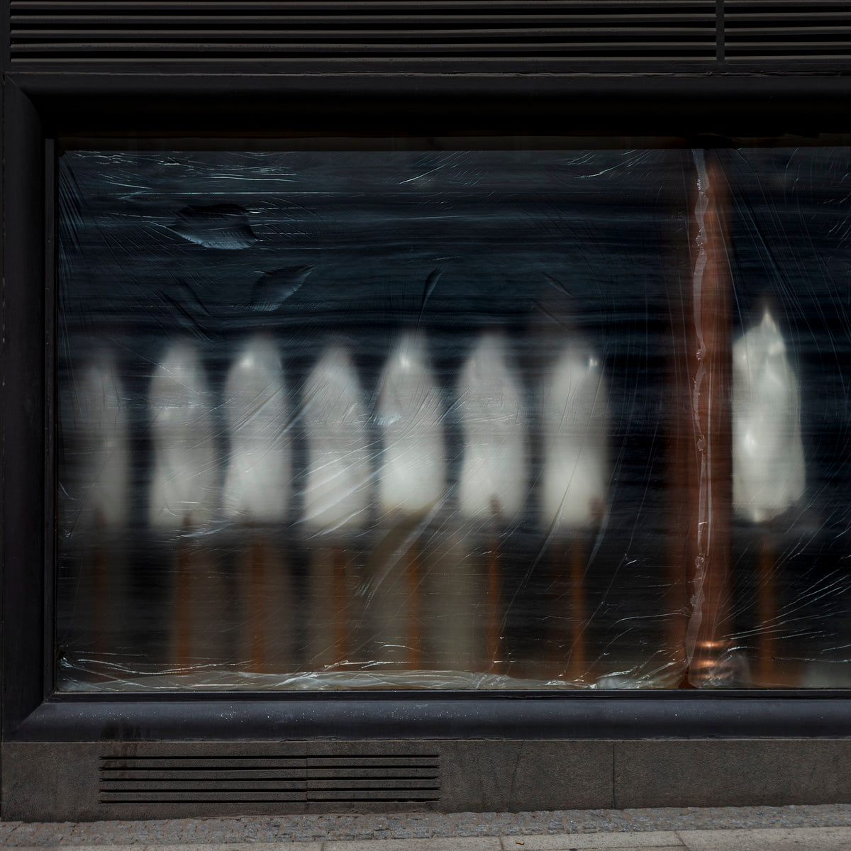 Conversaciones en silencio / Silent Conversations — Julio López Saguar — 2025