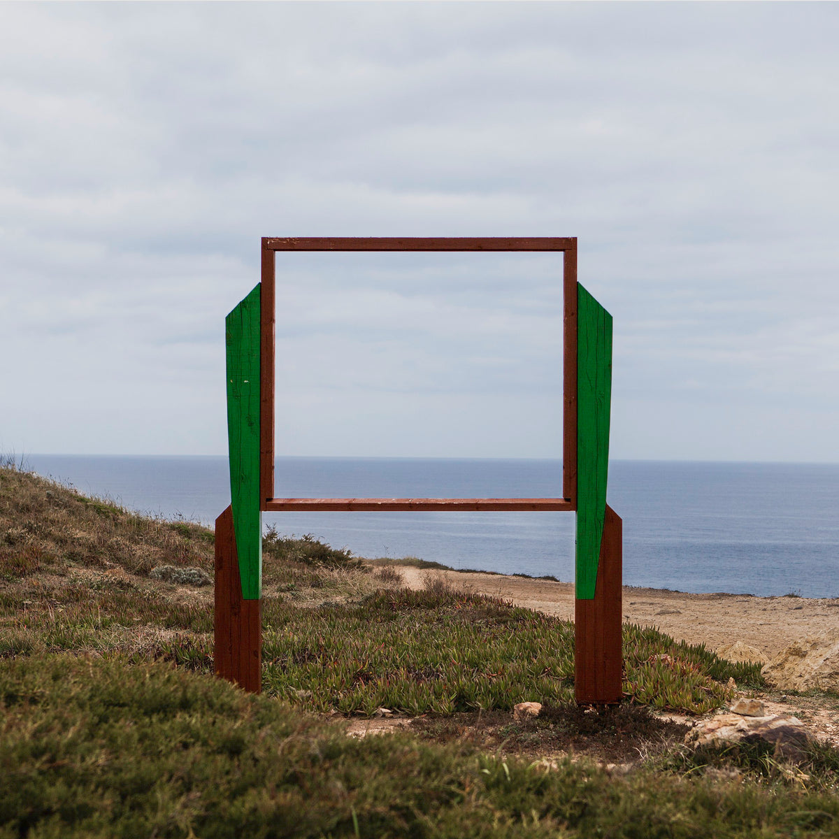 Conversaciones en silencio / Silent Conversations — Julio López Saguar — 2025