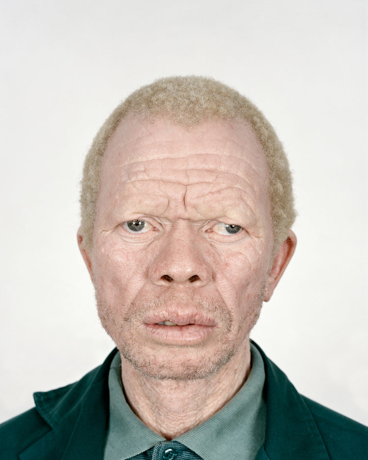 Mirando a un lado — Pieter Hugo, 2006