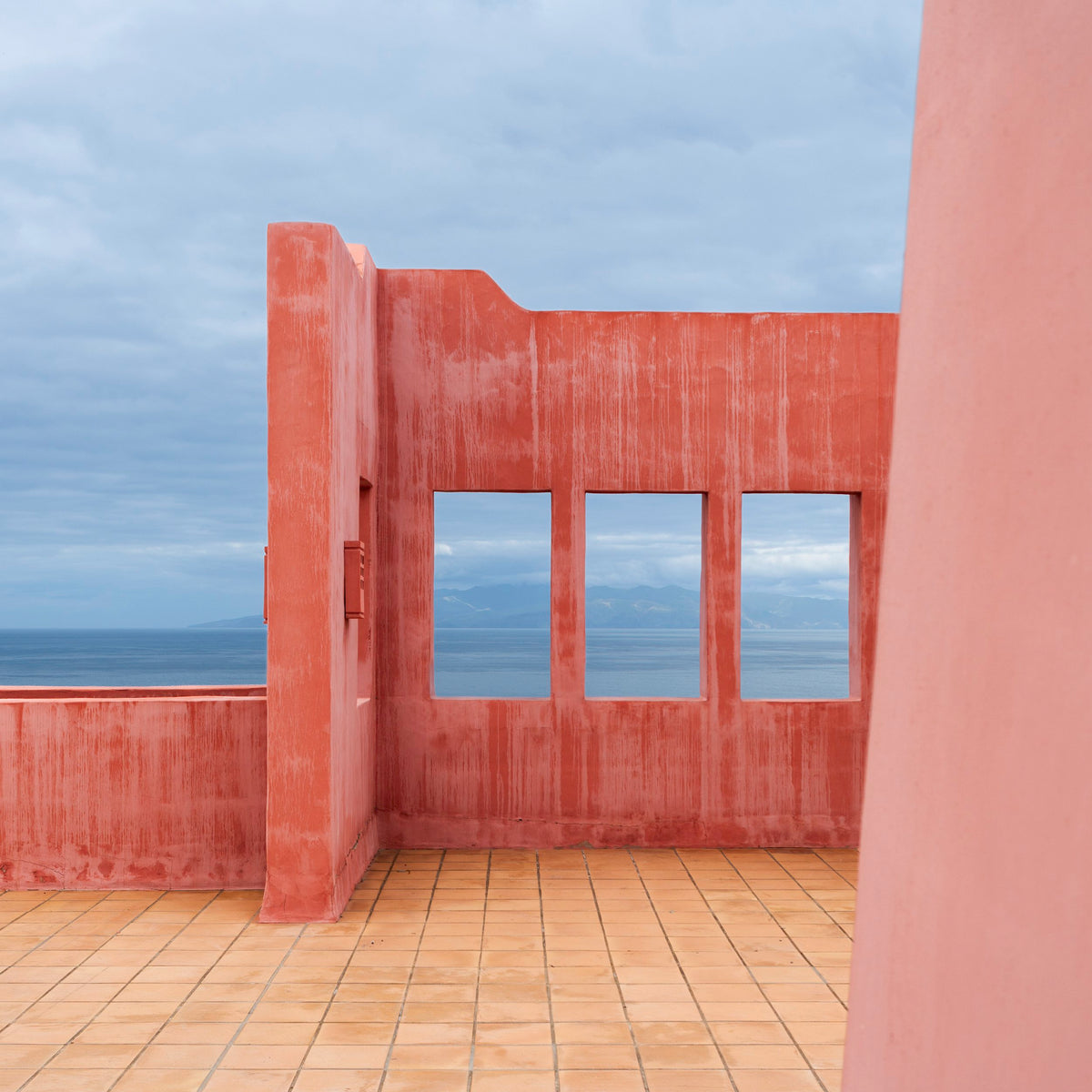 Conversaciones en silencio / Silent Conversations — Julio López Saguar — 2025
