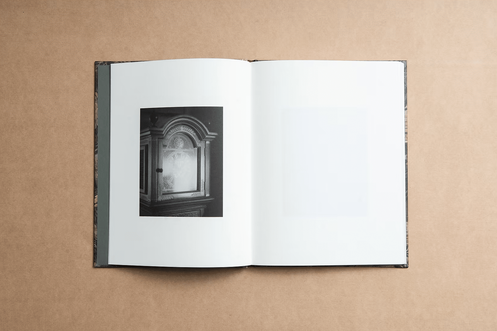 A Través del Umbral — Salva Borrego, first edition, Ediciones posibles, 2025