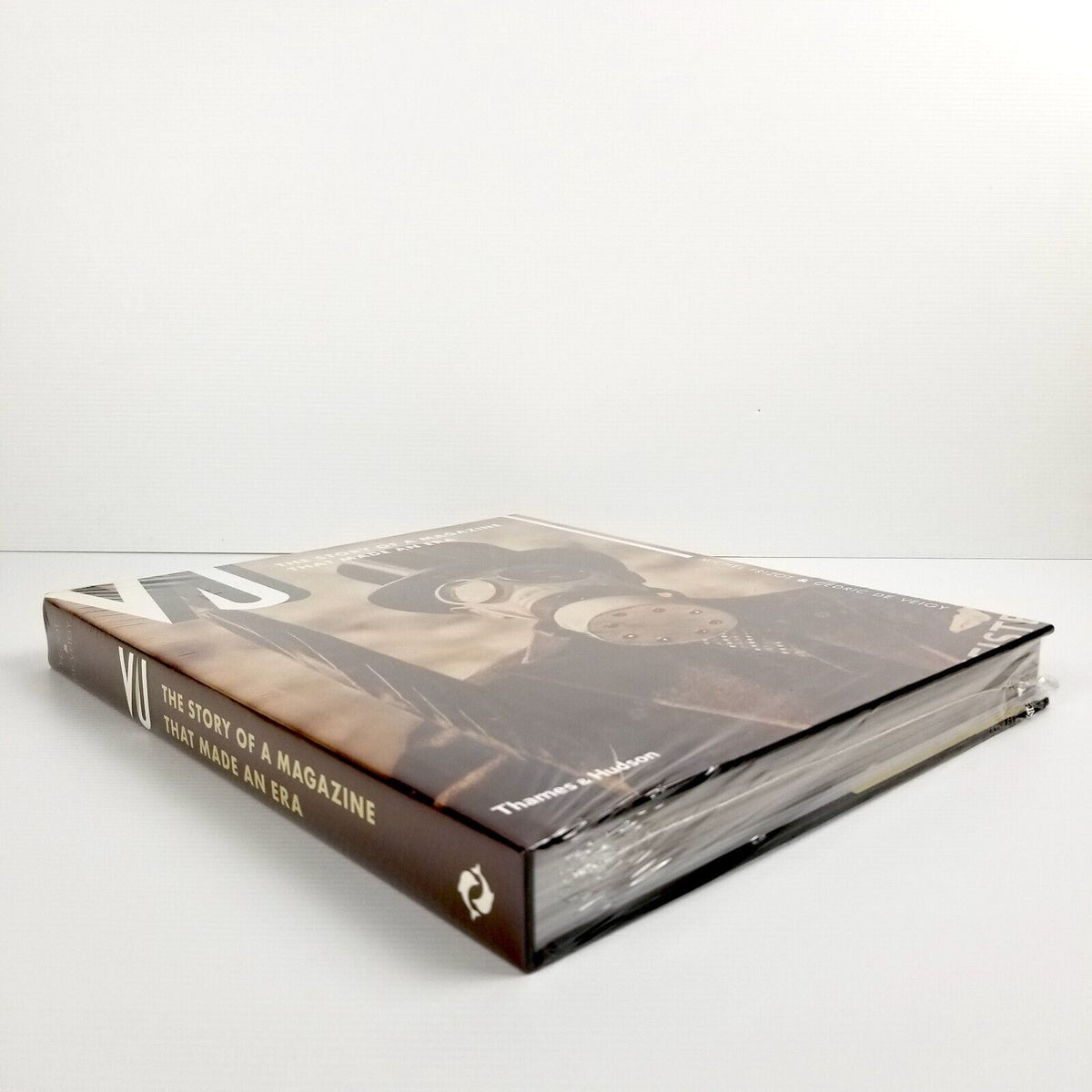 VU: The Story of a Magazine that Made an Era — Michel Frizot & Cédric de Veigy — Thames & Hudson — 2009