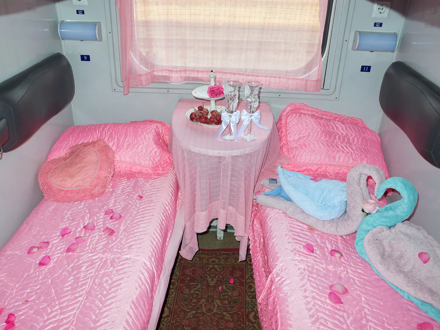 UKRZALIZNYTSIA – Julie Poly